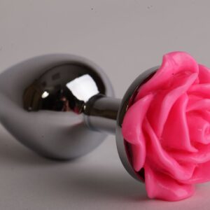 Серебристая анальная пробка с розовой розочкой - 9,5 см.