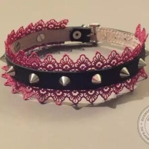 Чёрный ошейник с цикламеновым кружевом и шипами